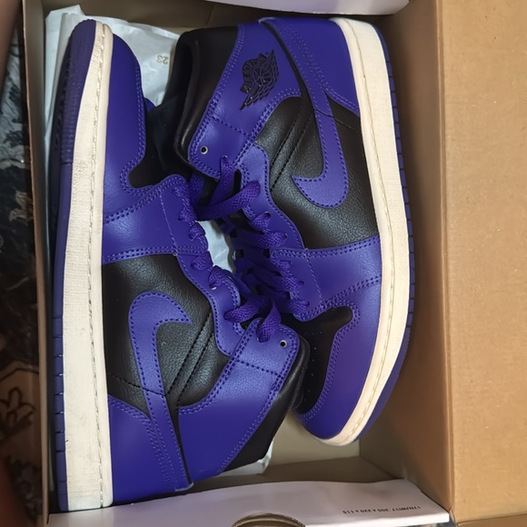 Women’s Air Jordan 1 Mid Black and violet - Picture 3 of 5